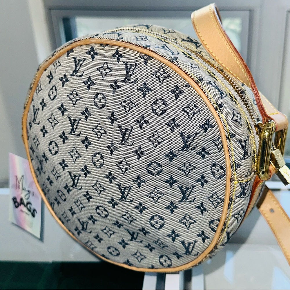 Louis Vuitton: Round Monogram LV Mini Crossbody Bag (seen on Ariana Grande) - Picture 8 of 16